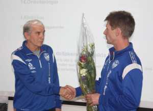 Olav får tildelt blomster og en takk for god innsats som leder i Moi IL.